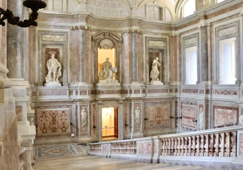 Scoprire-la-Reggia-di-Caserta-durata-della-visita-orari-biglietti-itinerari-e-consigli-pratici-worldtoursitaly copia