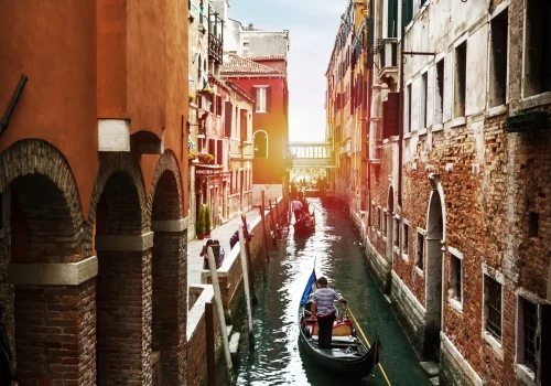 beautiful-view-venetian-water-channel-with-gondolier-boat-venice-italy copia
