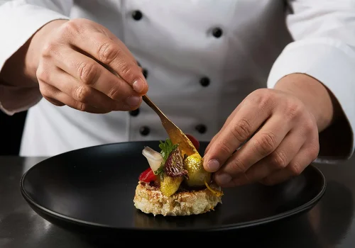 chef-is-cooking-food-black-plate-with-spoon copia