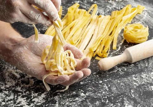 close-up-chef-making-pasta-near-rolling-pin copia