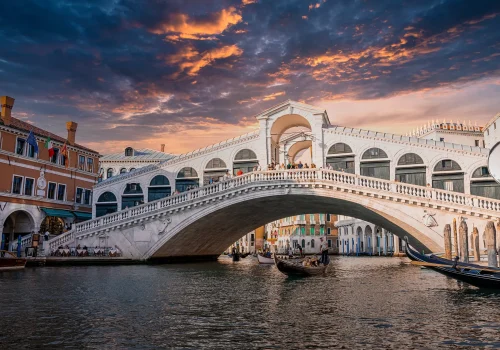 magical-view-traditional-gondola-near-world-famous-canal-grande-rialto-bridge-sunset-venice-italy-retro-vintage-instagram-filter-flare-effect-added copia