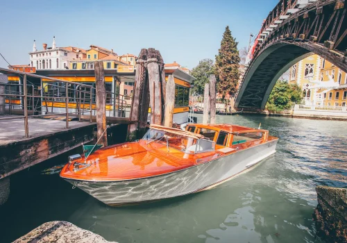 orange-waterway-boat-river-bridge-near-buildings-venice-italy copia